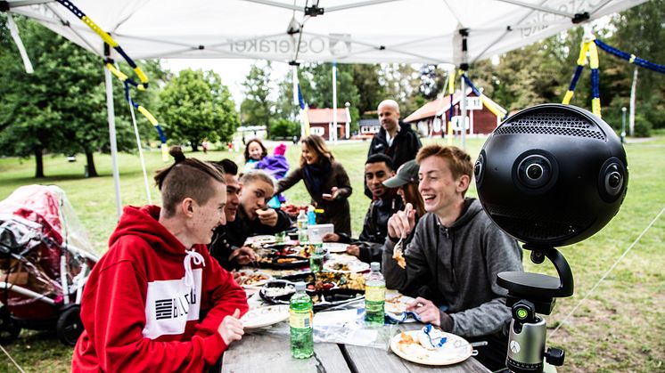Sommarjobbare äter midsommarmat efter inspelning av VR-film på Ekbacken i Åkersberga. Foto: Ali Quraishi/Filmbasen