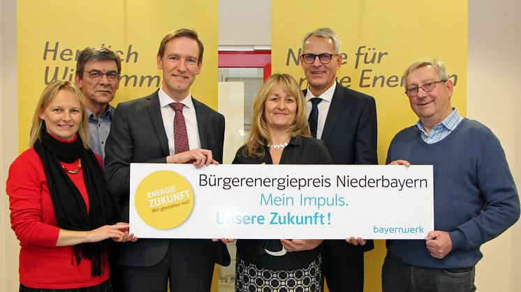 Jetzt mitmachen! Neue Runde des Bürgerenergiepreis Niederbayern mit (v.l.) Melanie Siebert, Robert Kotous, Leiter Kundencenter, Regierungspräsident Rainer Haselbeck, Elke März-Granda, Christoph Henzel, Geschäftsleitung Bayernwerk, und Georg Högl.