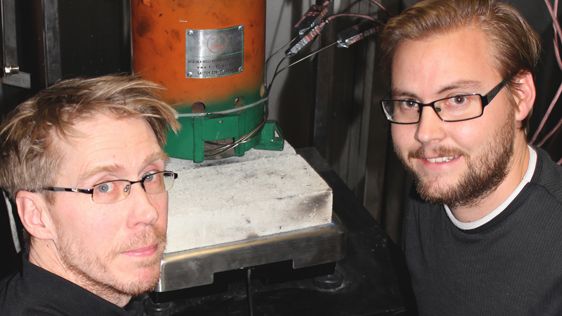 Energiforskare Christoffer Boman och doktorand Robert Lindgren kokar ihop sina teorier vid en av de sex olika spisarna. Foto: Anna Strom