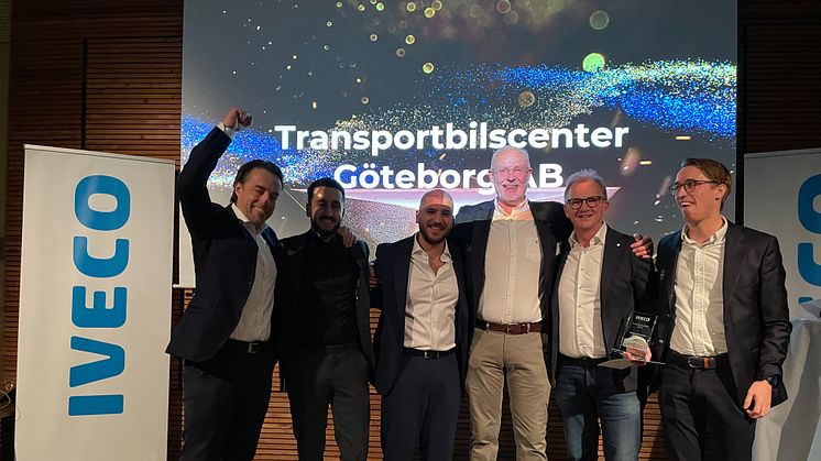 Transportbilscenter i Göteborg utsågs till årets återförsäljare i Sverige. På bilden från IVECO:  Håkan Jönsson (nr 1 från vänster), Anders Nilsson (4) och Victor Alvarsson (6). Från TRBC: Dilan Kader (2) Miran Rostam (3) och Dennis Blomberg (5).