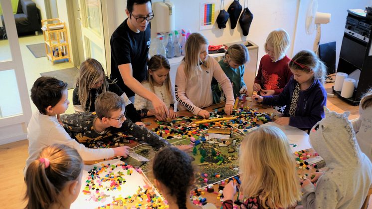Tidigare workshop med Vittraskolan och arkitekten Xinga Li hos Korpen Vallentuna. Barnen använder lego för att kommunicera sina idéer.