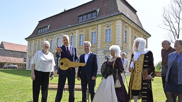 Schlüsselübergabe: Das Jagdhaus Kössern wurde am 30. April 2024 wiedereröffnet - Foto: Thomas Kube