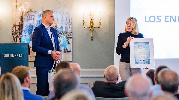 Adm.dir i LOS Energy og juryformann, Atle Knudsen, overbrakte prisen til seksjonssjef for miljø, teknikk og sikkerhet i Bane NOR Eiendom, Lise Kristin Sunsby. 