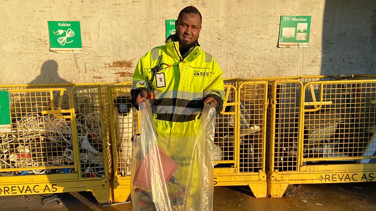 Kundeveileder Nasir Hassan tar imot sortert og synlig avfall på Haraldrud gjenbruksstasjon.