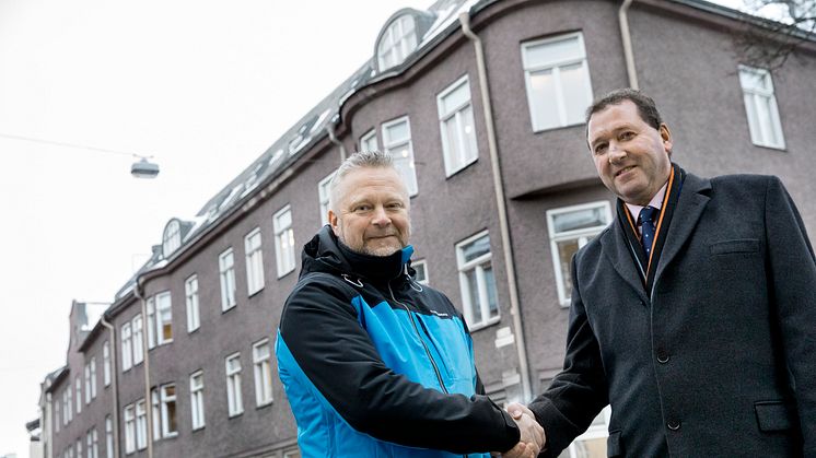Per Wallstedt, vd Byggtema och Ulf Rohlén, vd Örebrobostäder tar i hand efter beslut om försäljning av delar av kvarteret Ryttaren.