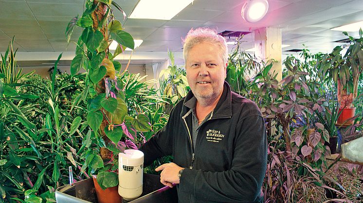 Göran Svensson, ägare och grundare av Växt & Miljödesign lanserar Airwasher i folkhemmen.