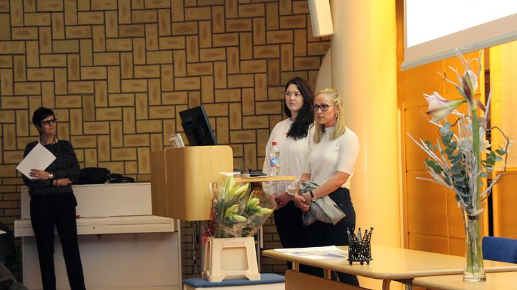 Julia Strauss och Theresé Thulin presenterade sitt examensarbete om familjers erfarenheter av att förlora ett barn i cancer.