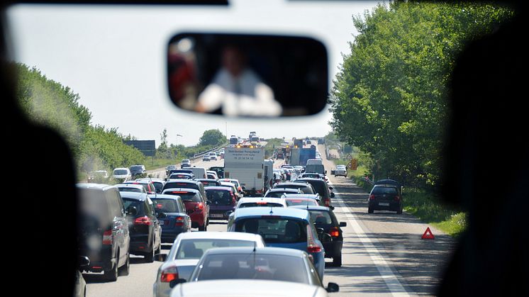 Der er ofte bilkøer langs de store veje ned gennem Europa om sommeren, og i Tyskland vurderer ADAC, at der i år vil være ekstra mange bilrejsende. Husk derfor at orientere dig via trafikapps, så du kan undgå de værste forsinkelser.