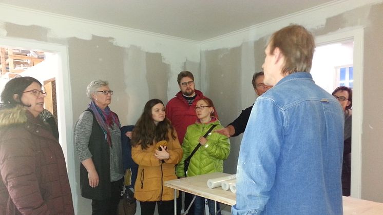 Här besöker projektdeltagarna måleriutbildningen där Urban Karlsson (till höger i bild) berättar hur man jobbar med branschvalidering för MYN, Målarnas yrkesnämnd.