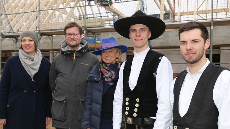 V.l.n.r.: Claudia Hoeschen, Leiterin Grundschule Louisenlund, Dr. Peter Rösner, Leiter Stiftung Louisenlund, Ingeborg Prinzessin zu Schleswig-Holstein, Vorsitzende Stiftung Louisenlund, Melf Görrissen und Marten Köhler, Baufirma De Hansen’s 