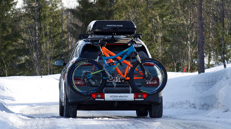 Hyundai Kona Electric med sykkelstativ på lastekrok. Foto: Hyundai