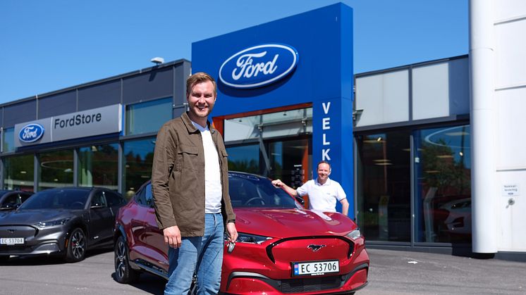  Erlend Gunstveit og Ford Norges markedsdirektør Geir Haugaard