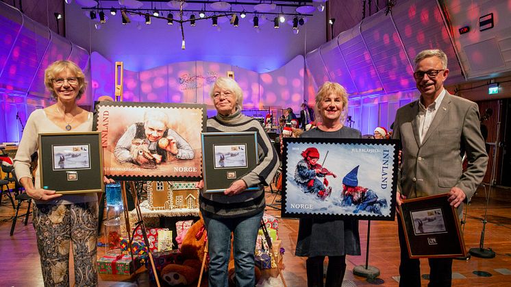Julefrimerkene 2019 ble lansert før en konsert med  KORK i Store Studio, med julekalendre som tema. Fra venstre Anniken og Vibeke Kolstad (døtre av Henki Kolstad), Gudny Ingebjørg Hagen og frimerkedirektør Halvor Fasting. Foto: Håvard Jørstad