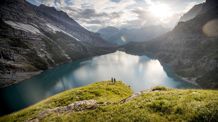 Wanderer am Oeschinensee (c) TALK Tourismus Adelboden Lenk Kandersteg AG