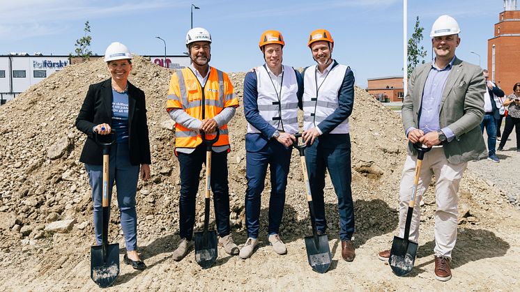 Ulrika Hallengren, Jesper Göransson, Gustav Larsson, Laurent Pasqualini och Andreas Schönström tog det första spadtaget av vad som ska bli Caldics nya anläggning.