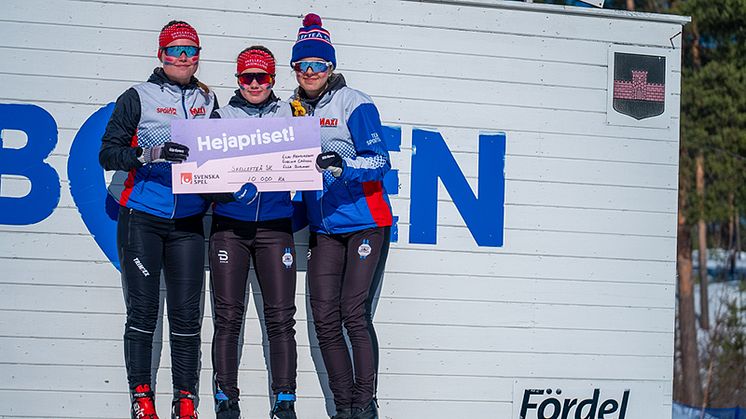  Elin Henriksson, Evelina Crusell och Ella Burman fick ta emot Svenska Spels hejapris i Boden