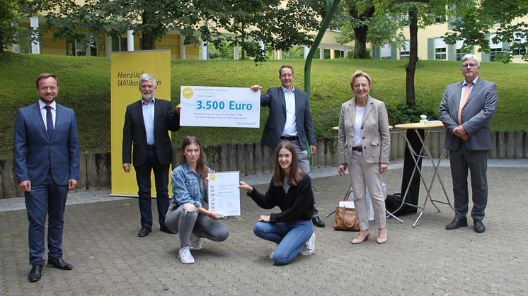 v.l.n.r.: Bürgermeister Stefan Haberl, Schulleiter Josef Hanslmaier, die Schülerinnen Pia Maier und Lisa Hellinger, Ingo Schroers (Mitglied Geschäftsleitung der Bayernwerk Netz GmbH), Regierungspräsidentin Maria Els und stv. Landrat Rainer Mehringer.