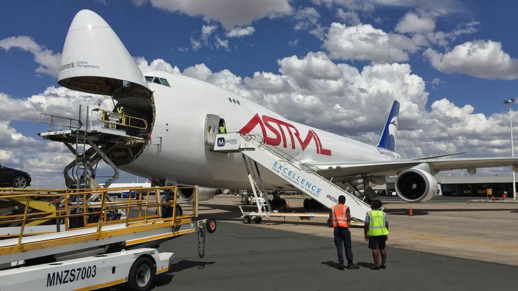 n einer eigens gecharterten Boeing 747-400 F ging es für 20 Fahrzeug-Prototypen von Berlin nach Namibia auf Reisen.