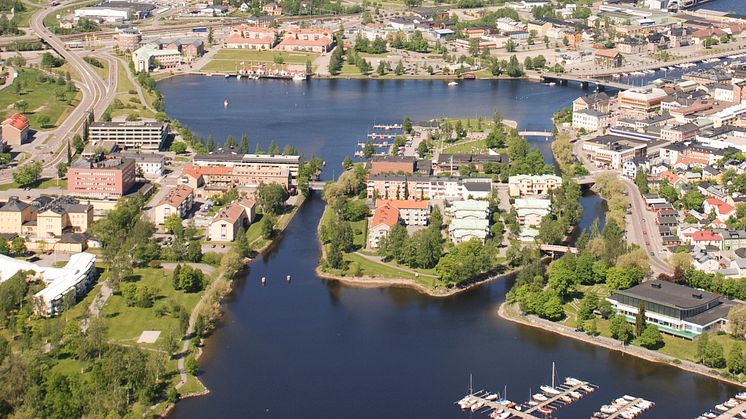 Mellanholmen och gästhamnen vid Kanaludden i förgrunden och Västra kanalen med farleden och den nya bron. Från Mellanholmens södra udde blir det båtbio den 12 juli. 