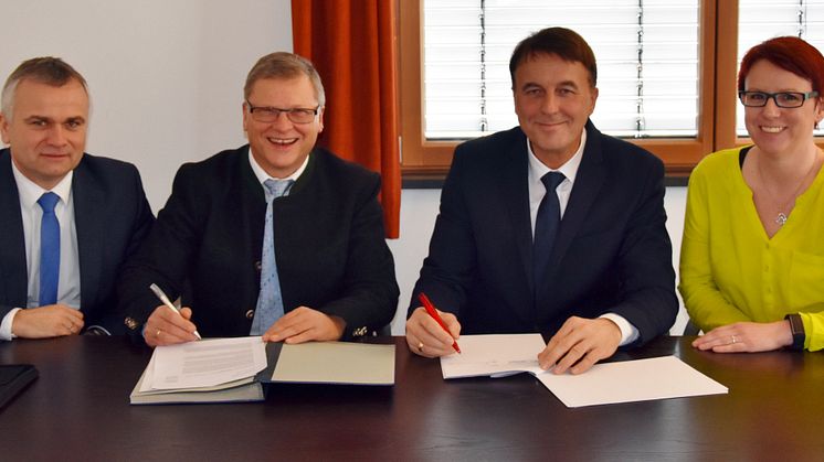 Bürgermeister Konrad Schikaneder (zweiter von links) und Martin Hanner vom Bayernwerk (dritter von links) unterzeichneten im Besein von Kommunalbetreuer Stephan Leibl und Geschäftsleiterin Pamela Meier den Konzessionsvertrag.