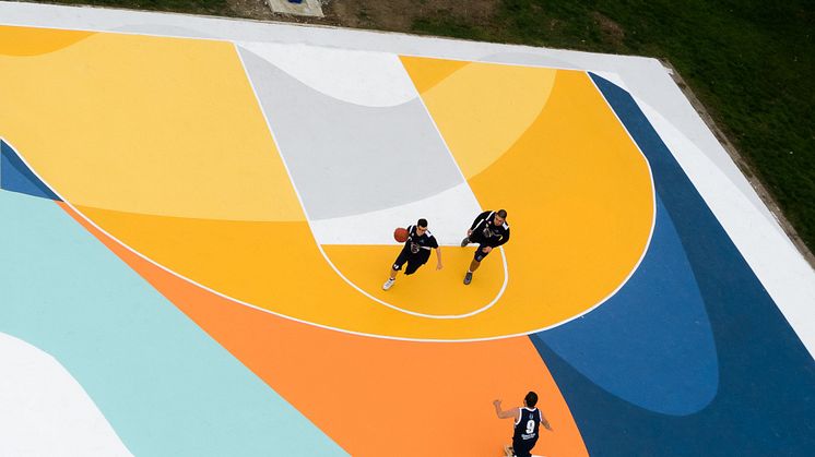 Gummy Guen taidonnäyte koripallokentällä Italian Alessandriassa. Kuva: Ugo Galassi.
