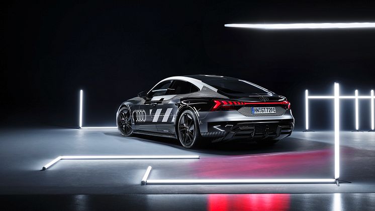 Audi e-tron GT prototype med black camouflage