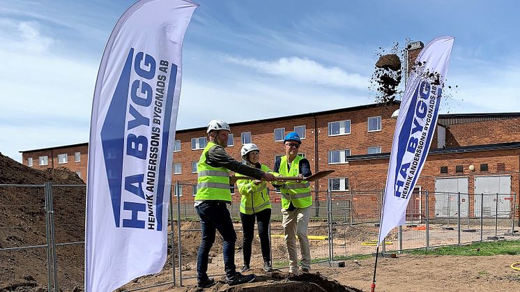 Den 16 maj satte Mariastaden Projekt och HA Bygg spaden i marken i Klippan!  - Vi är nu väldigt glada över att byggstarta projektet och ser fram emot att utveckla fler bostäder i kommunen, säger Johan Sjöstedt i Mariastaden Projekt