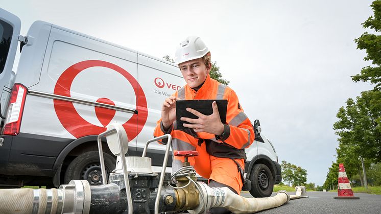 Yule Belkot ist Azubi im 1. Lehrjahr am Veolia-Standort in Oschatz und führt eine Durchflussmessung an einem Hydranten durch.