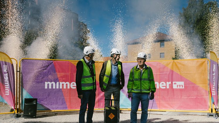 90 nya bostäder i centrala Västerås fick en pangstart när byggstarten firades effektfullt. På bilden ses Mikael Källqvist, VD Bostads AB Mimer, Jesper Brandberg, Styrelseordförande Bostads AB Mimer och Mats Eriksson, VD Asplunds Bygg.