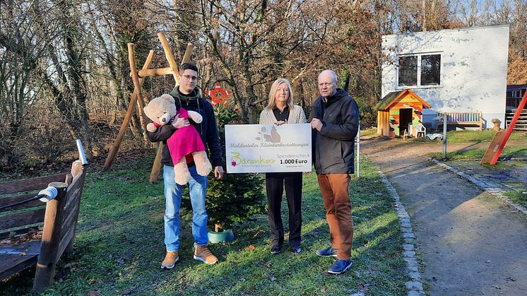 Tim Latotzke, Elvira Wegner, Karlheinz Latotzke  (v.l.n.r.) präsentieren stolz den Spendenscheck im Garten des Kinderhospizes