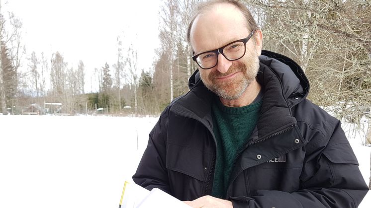 Grzegorz Mikusiński med den nya fågelboken. Foto: Anna Lundmark, SLU