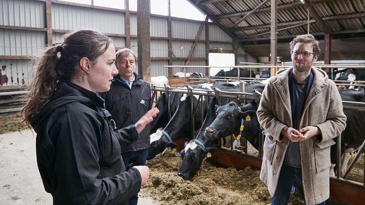 Im Gespräch: Marlen Biß, Walter Lausen (beide Arla Landwirt:innen) mit Landwirtschaftsminister Jan Philipp Albrecht