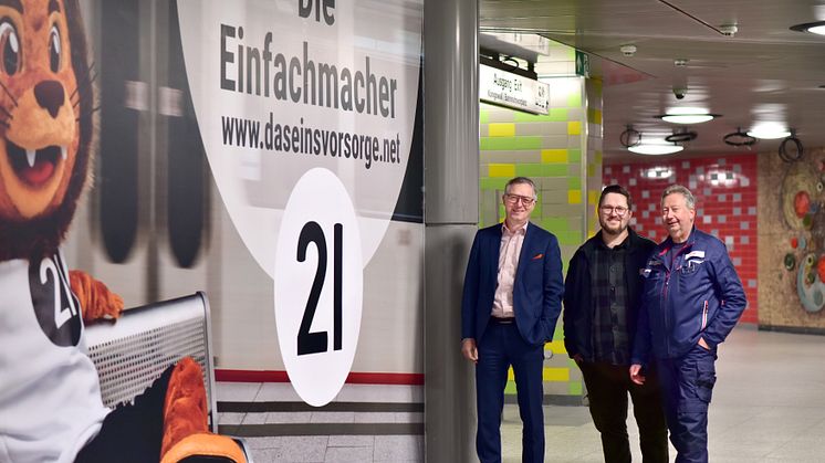 Ulrich Jaeger (Verkehrsvorstand) mit Tom Burkhardt und Frank Römisch an der neuen Werbefläche