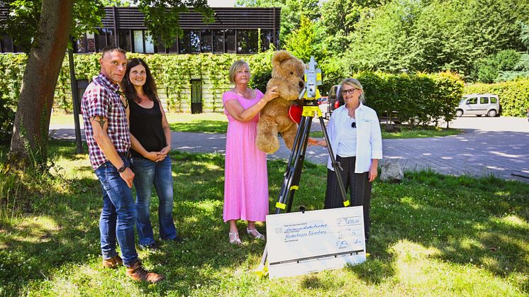 Ralf Thimm, Corinna Meurer, Elvira Wegner vom Kinderhospiz und Kristina Hallbauer präsentieren stolz den Spendenscheck vor dem Kinderhospiz Bärenherz