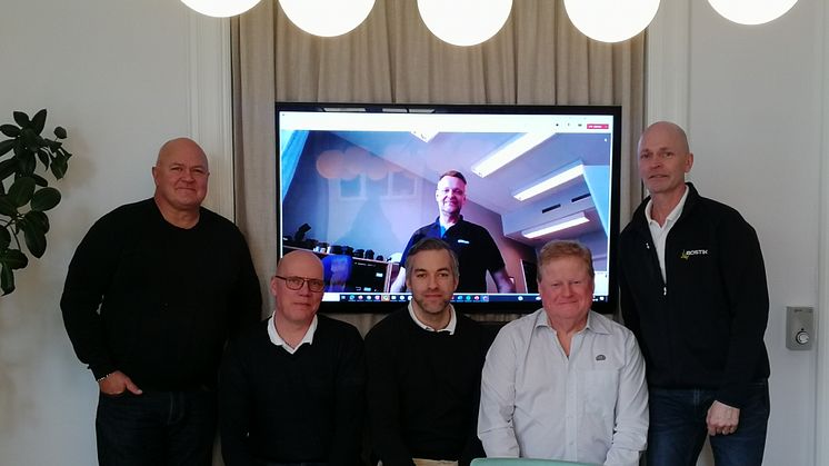 Ledamöterna i nya arbetsgruppen GAL ska ta tag i branschens limfrågor. Fr vä Lars Wadenholt, Sika (ordf), Robert Andersson, Kiilto, Patrik Nordahl, GBR, Henrik Pettersson, Uzin (på skärm), Anders Brandell, Ardex och Thomas Davidsson, Bostik.