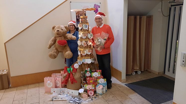 Manuel Gottwald Hausleiter von Sconto SB präsentiert Kerstin Satdler die vielen erfülltem Wünsche im Kinderhospiz Bärenherz