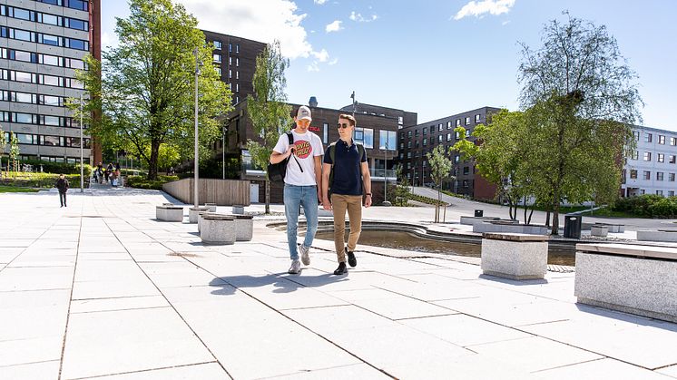 Kringsjå studentby har fått flotte uteområder, her fra torget. I bakgrunnen er de nye studentboligene, hvor SiO også har serveringssted og treningssenter. 