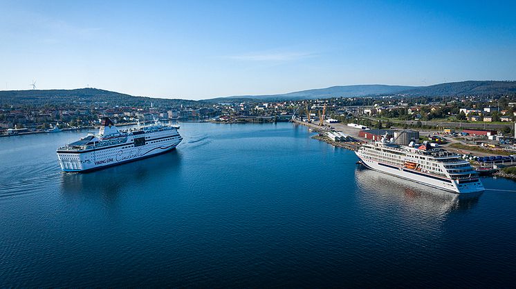 Viking Lines fartyg Cinderella seglar in i Härnösand.