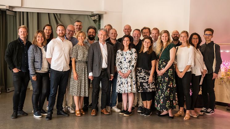 Representanter for de 11 organisasjonene som får støtte var samlet til en overrekkelse i Nobels Fredssenter torsdag 27. juni. Fredssenteret er en  av de som nå får støtte til å styrke unges deltakelse i demokratiet. (Foto: Terje Skåre)