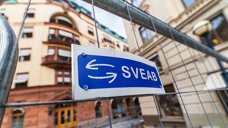 SVEAB Anläggning monterar pollare vid Wahrendorffsgatan