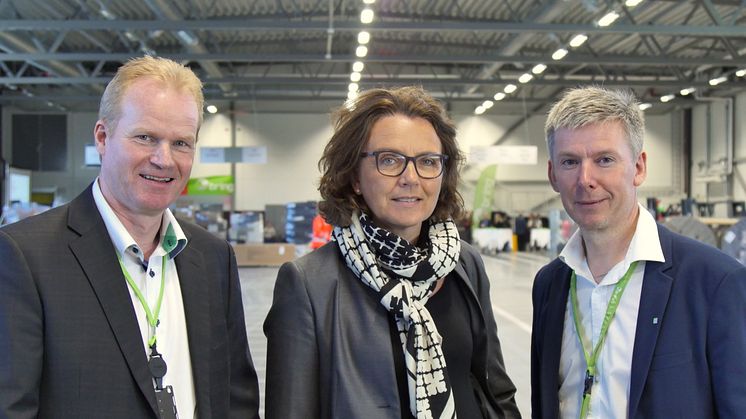 Konsernsjef Tone Wille i Posten Norge stod for den offisielle åpningen av logistikksenteret. Her flankeres hun av regiondirektør Per Ivar Tiller (til venstre) og distriktssjef Karl Henrik Karlsen. Foto: Tore Oksnes