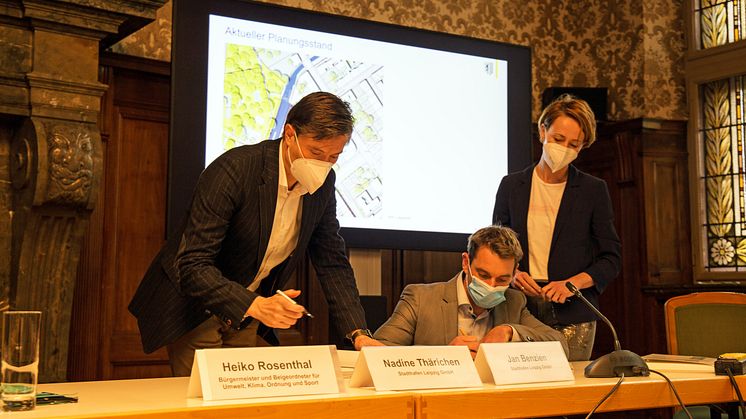 Heiko Rosenthal, Jan Benzien und Nadine Thärichen unterzeichneten den Konzessionsvertrag für den Stadthafen Leipzig - Foto: Karolin Kelm