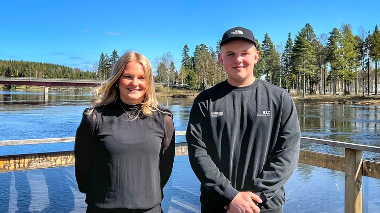 Elise Käck och Carl Gyllenvåg är årets kranskulla och kransmas i Vansbrosimningen.