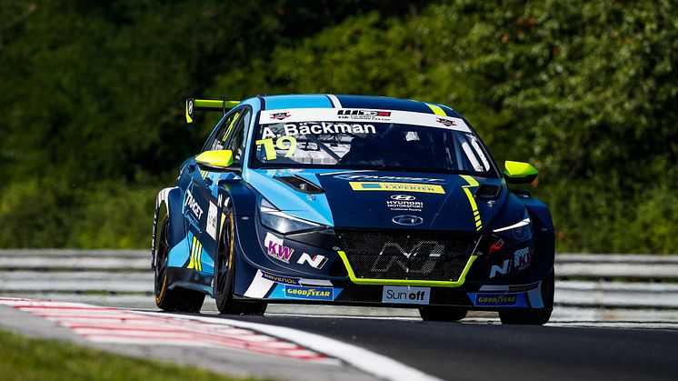Andreas Bäckman in his Hyundai Elantra N TCR-bil at the Hungaroring-track.  Photo: FIA WTCR (Free rights to use image)
