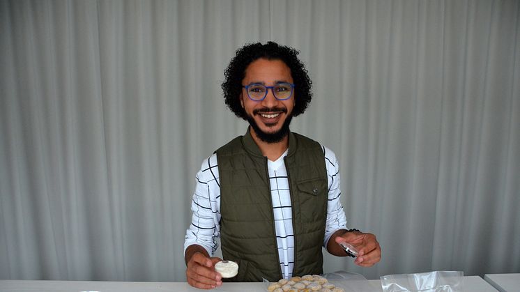 Eslam Salah undersöker hur proteinet från lupinbönan fungerar när han utvecklar sina produkter.