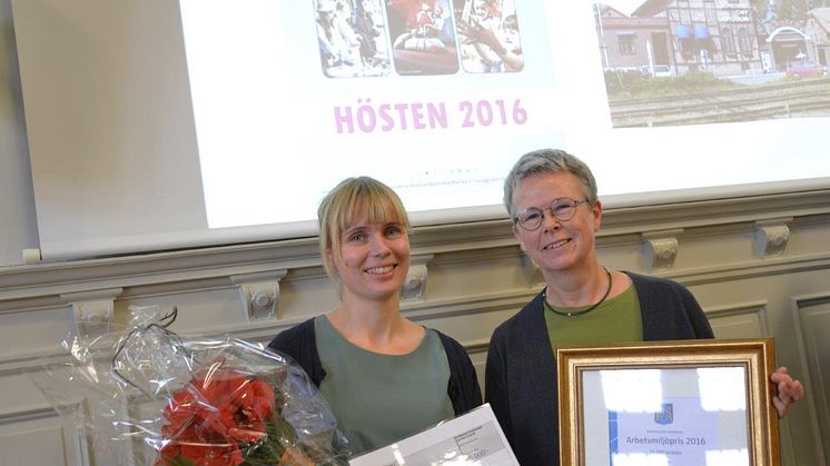 Helena Magnusson, kultursamordnare, och Lina Campbell, enhetschef, tar emot priset för Kulturhuset Barbackas räkning. 