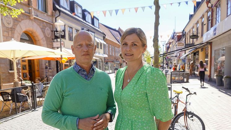 Kristianstad har genom åren marknadsförts som ”Spirit of food” och ”den orangea staden”, eller med hjälp av särskilda färger och logotyper. Nu beskriver Lisa Källström och Per Siljeklint kommunens marknadsföringsresa i en artikel i en internationell