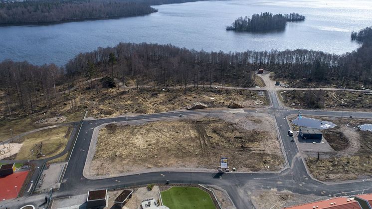 Brf Elins Trädgårdar och Brf Ebbas Trädgårdar blir vackert beläget vid Norra Bergundasjön