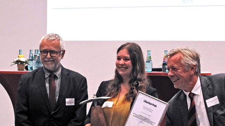 Henrike Fabienke gemeinsam mit dem Geschäftsführer der Flugplatzgesellschaft Schönhagen, Dr.-Ing. Klaus Jürgen Schwahn (l.) und dem Vorstandsvorsitzenden der Otto-Lilienthal-Stiftung, Prof. Dr. Andreas Timmermann.