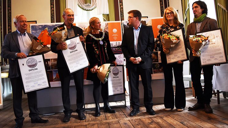 Fra venstre: Kristian Fjeld (Coop), Hallvard Nordahl (OBOS), ordfører Christine Sagen Helgø (H), Pål Njærheim (K2 Stavanger, Hanne Kruse (LINK arkitektur) og Nathaniel Behrends (Rambøll). Foto: Stavanger Kommune